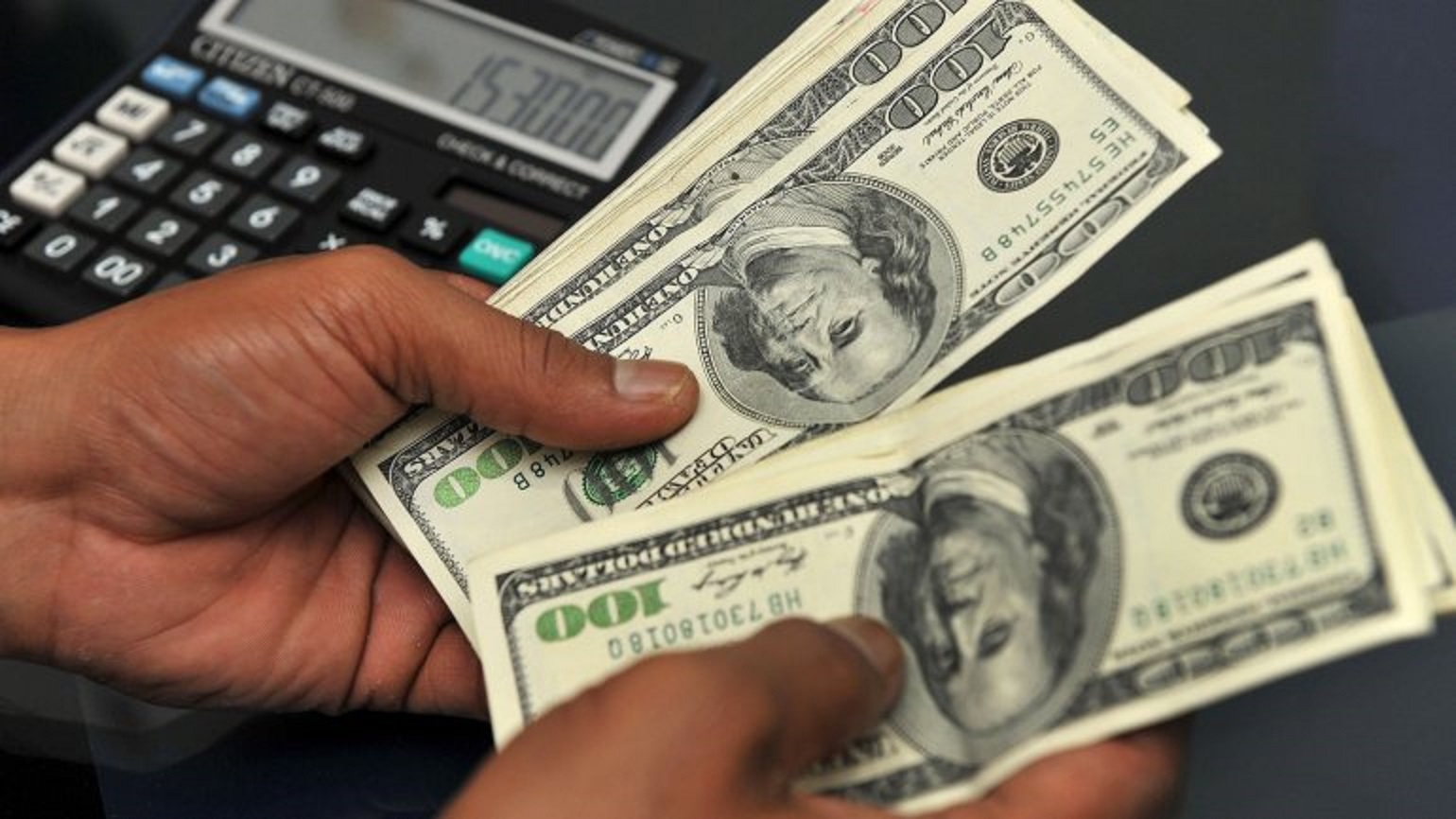 Los dólares se le van de las manos al Banco Central, pero esperan recuperarlos con la salida del cepo y préstamos de bancos